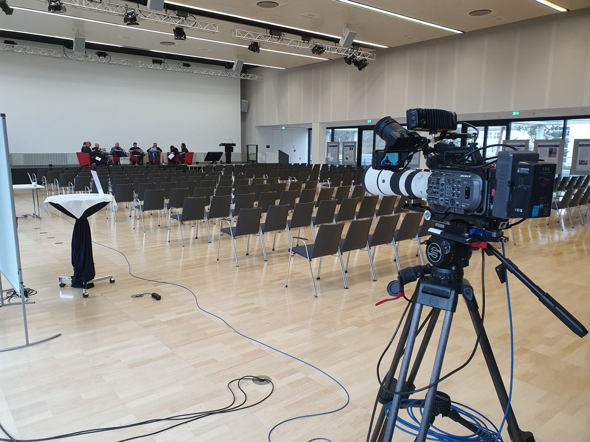 dguv_iag's tweet photo. Erstmals seit 3 Jahren wieder in Präsenz: Wir bereiten in diesen Tagen alles vor für das 21. Dresdner Forum Prävention zum Thema „Mobile Arbeit“. Wir erwarten spannende Beiträge und Diskussionen u.a. zu den Themen Führung, Home-Office, neue Bürowelten und Ergonomie. https://t.co/zpxvOYxjSh