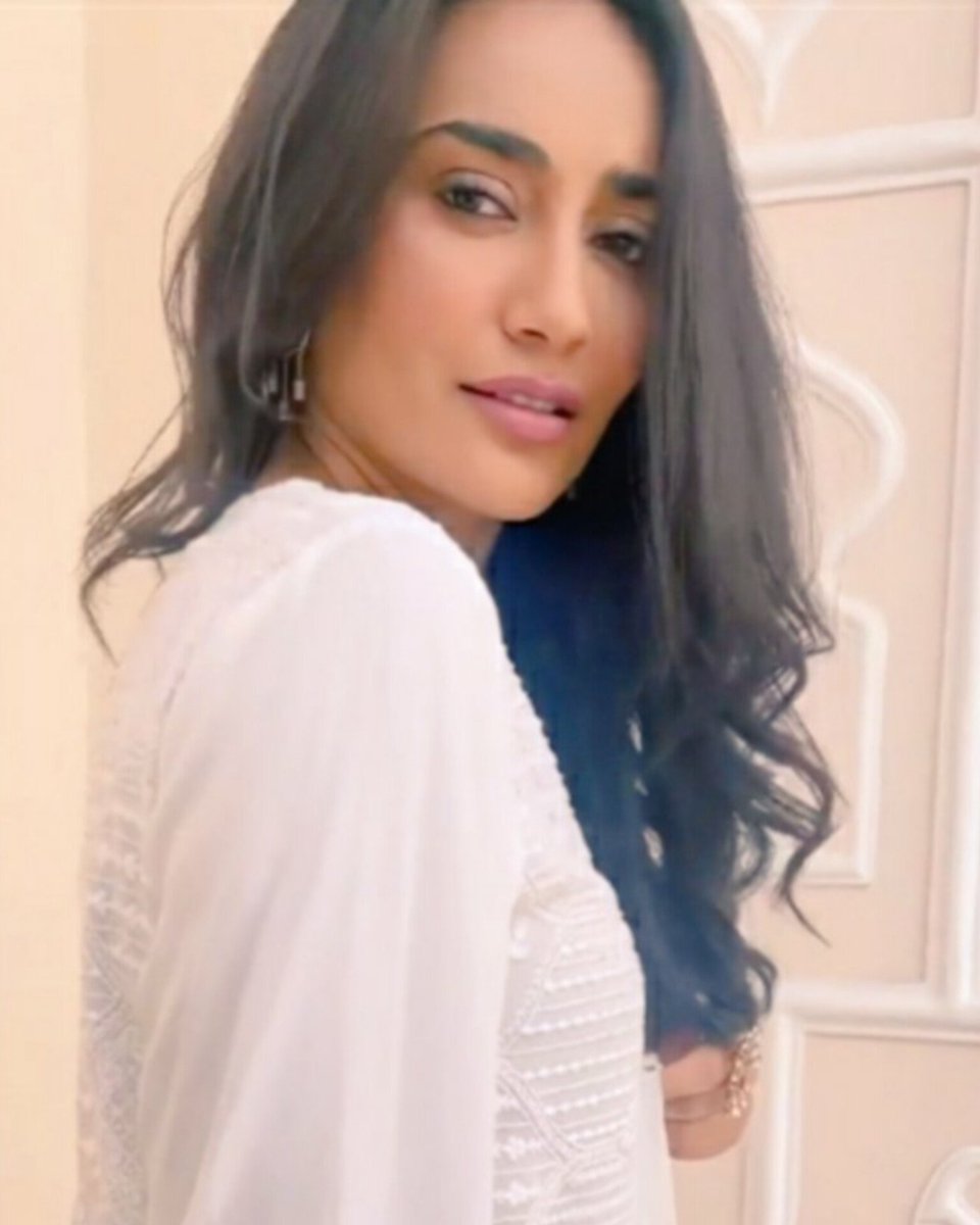 hourly_SJ's tweet photo. #SurbhiJyoti https://t.co/17Lk6GQlMj