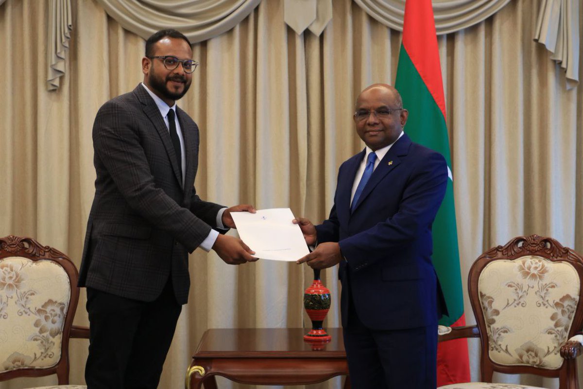 abdulla_shahid's tweet photo. I am delighted to issue the Exequatur to Mr. Hassan Maahee Ahmed Maniku, newly appointed Honorary Consul of #Lithuania to #Maldives today.

I am confident that his appointment will pave way for a stronger and a prosperous relationship between the 🇲🇻 and 🇱🇹 https://t.co/6vhrIDeiwF