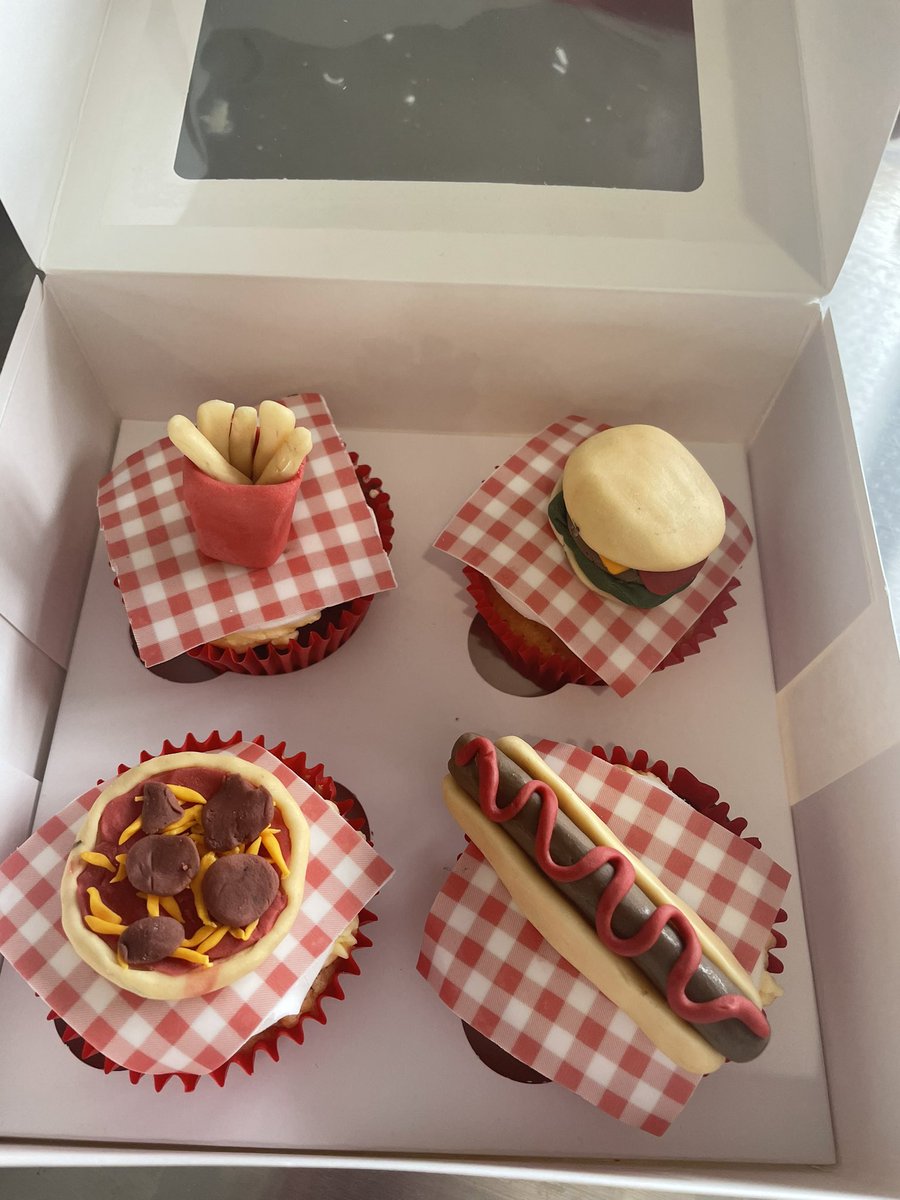 RollWithItCakes's tweet image. Some of our childrens cupcakes from this mornings class. All thoroughly enjoyed it 😁
#chikdrenscupcakeclass #teaching #fastfoodfun
