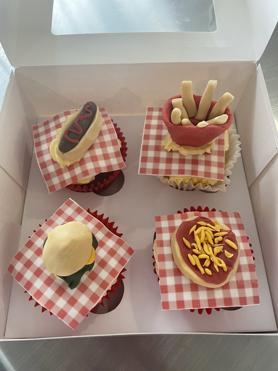 RollWithItCakes's tweet image. Some of our childrens cupcakes from this mornings class. All thoroughly enjoyed it 😁
#chikdrenscupcakeclass #teaching #fastfoodfun