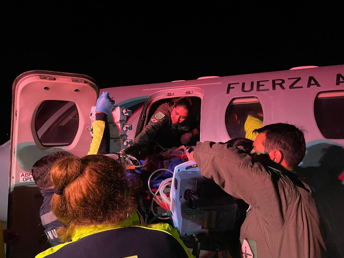 FACh_Chile's tweet photo. En horas de la madrugada, aviadores militares del Grupo de Aviación N⁰ 5 de la IIIª Brigada Aérea #FACh, mediante ✈️ CJ-1 Citation, realizaron evacuación aeromédica #EVACAM de una persona en estado de gravedad desde #Castro hasta el @hospitalpm. https://t.co/DkTL5yytK6
