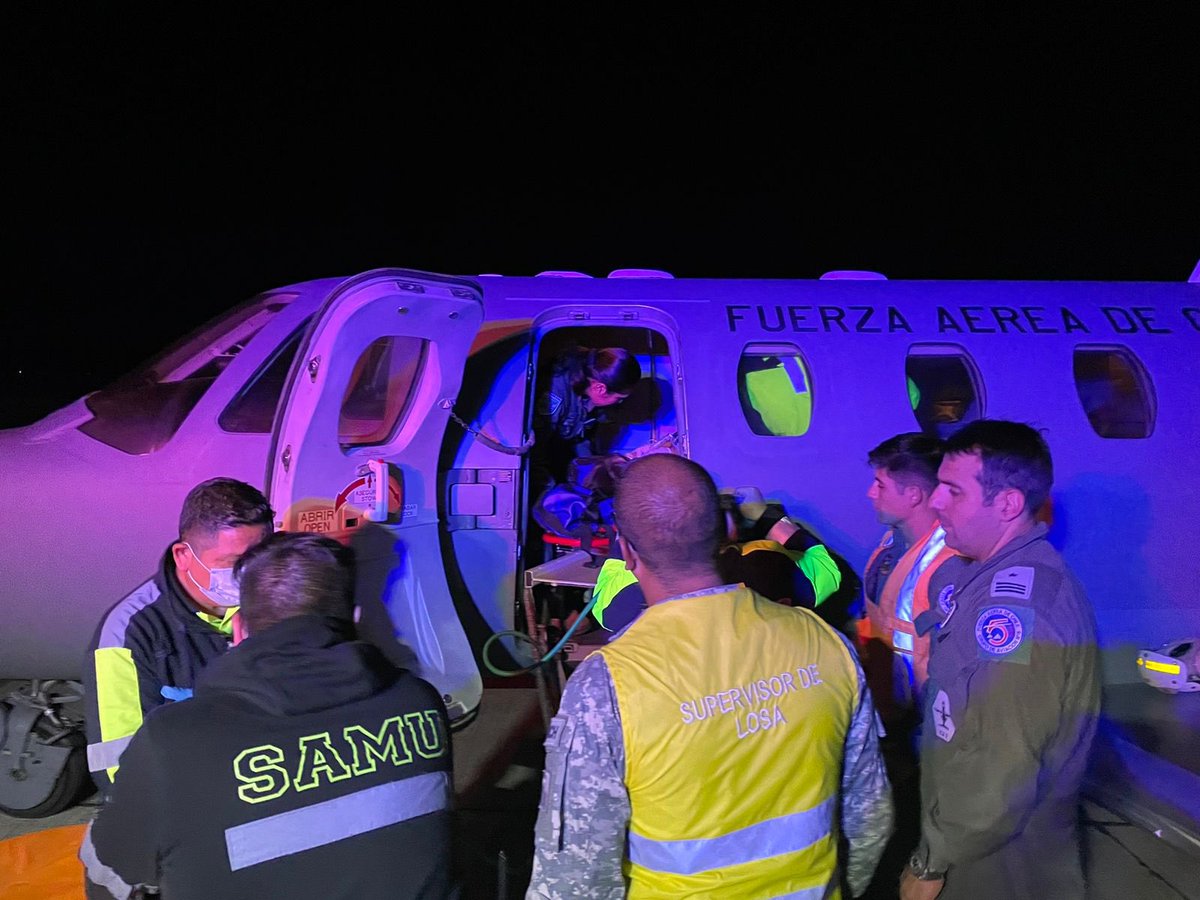 FACh_Chile's tweet photo. En horas de la madrugada, aviadores militares del Grupo de Aviación N⁰ 5 de la IIIª Brigada Aérea #FACh, mediante ✈️ CJ-1 Citation, realizaron evacuación aeromédica #EVACAM de una persona en estado de gravedad desde #Castro hasta el @hospitalpm. https://t.co/DkTL5yytK6