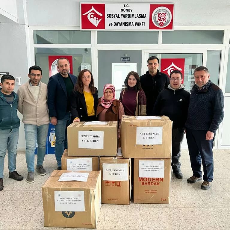 Depremzedelere gönderilecek yardım kolileri ilçemiz Sosyal Yardımlaşma Vakfına teslim edilmiştir.<a href="/tcmeb/">Millî Eğitim Bakanlığı</a> <a href="/prof_mahmutozer/">Mahmut Özer</a> <a href="/mebhbogm/">MEB Hayat Boyu Öğrenme Genel Müdürlüğü</a> <a href="/ZekineDayolu/">Zekine Dayıoğlu</a> <a href="/kaya_menderes/">Menderes Kaya</a> <a href="/denizlimem/">Denizli İl Millî Eğitim Müdürlüğü</a> <a href="/ekicis20/">Süleyman EKİCİ</a> @yavuzcaglar3