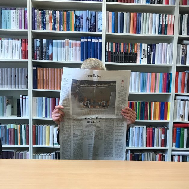 WallsteinVerlag's tweet photo. #EinfachMalDiePresseHalten
#Lektorin Ina hält heute mal die #Presse und freut sich hinter ihrer #Zeitung über die tolle Rezension zu Michael Hombergs »Digitale Unabhängigkeit« @faznet.
#Wallstein #Göttingen #Comuter #Digitalisierung #Indien #Geschichte #history #Unabhängigkeit https://t.co/tlJ3WXu8Fj