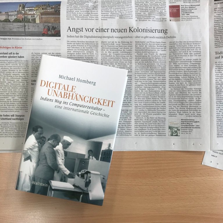 WallsteinVerlag's tweet photo. #EinfachMalDiePresseHalten
#Lektorin Ina hält heute mal die #Presse und freut sich hinter ihrer #Zeitung über die tolle Rezension zu Michael Hombergs »Digitale Unabhängigkeit« @faznet.
#Wallstein #Göttingen #Comuter #Digitalisierung #Indien #Geschichte #history #Unabhängigkeit https://t.co/tlJ3WXu8Fj