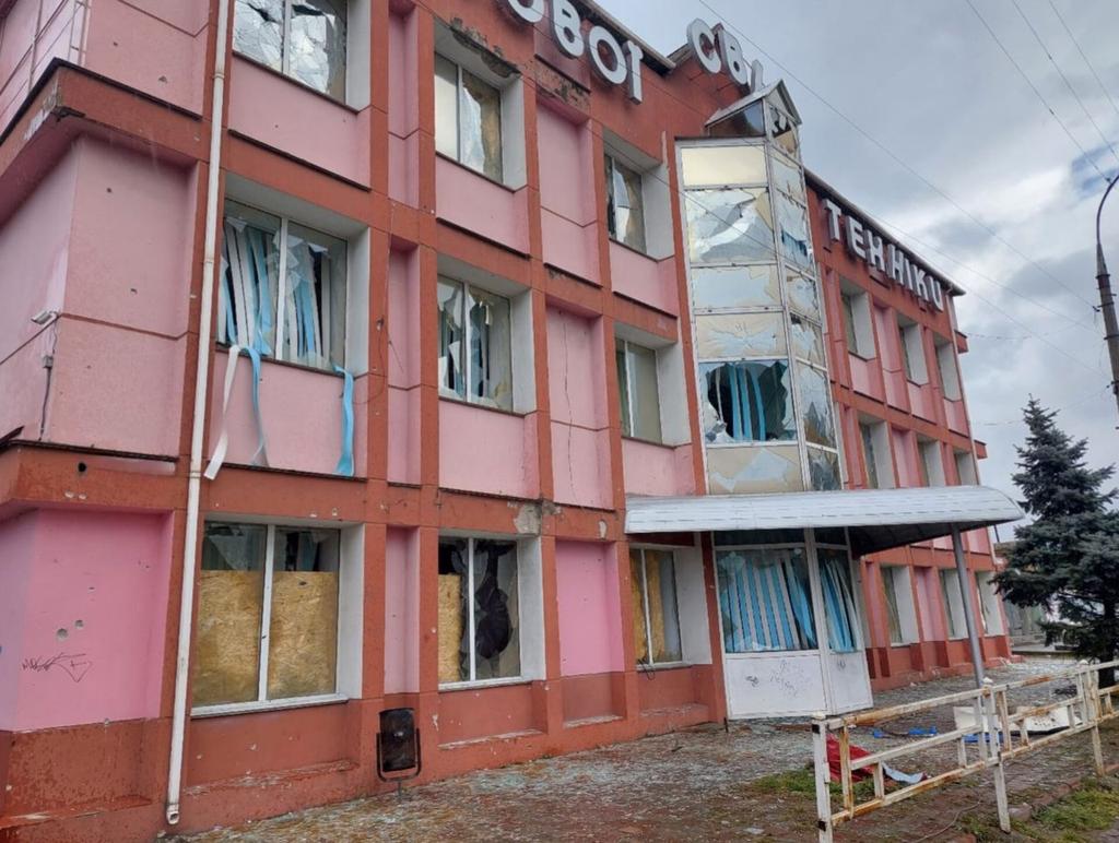 kardinal691's tweet photo. #Southern_Command: 6 killed, 12 injured in #Russian shelling of #Kherson.
According to the Southern Operational Command, the Feb. 21 shelling targeted residential areas, critical infrastructure facilities, a local market, kindergarten, hospital, bus stop, garages, and cars in https://t.co/y0udegJ4N0