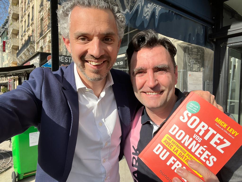 thierry_pires's tweet photo. Le super moment (mais pas d'égarement 🤭 ) #IRL de la semaine avec le successful @mick_levy et en bonus une magnifique dédicace sur son #mustread 🙏☺️ Merci infiniment Mick et à très bientôt pour mes petites contributions sur @trenchtechoff 😉😘 https://t.co/c5SJQOYaba