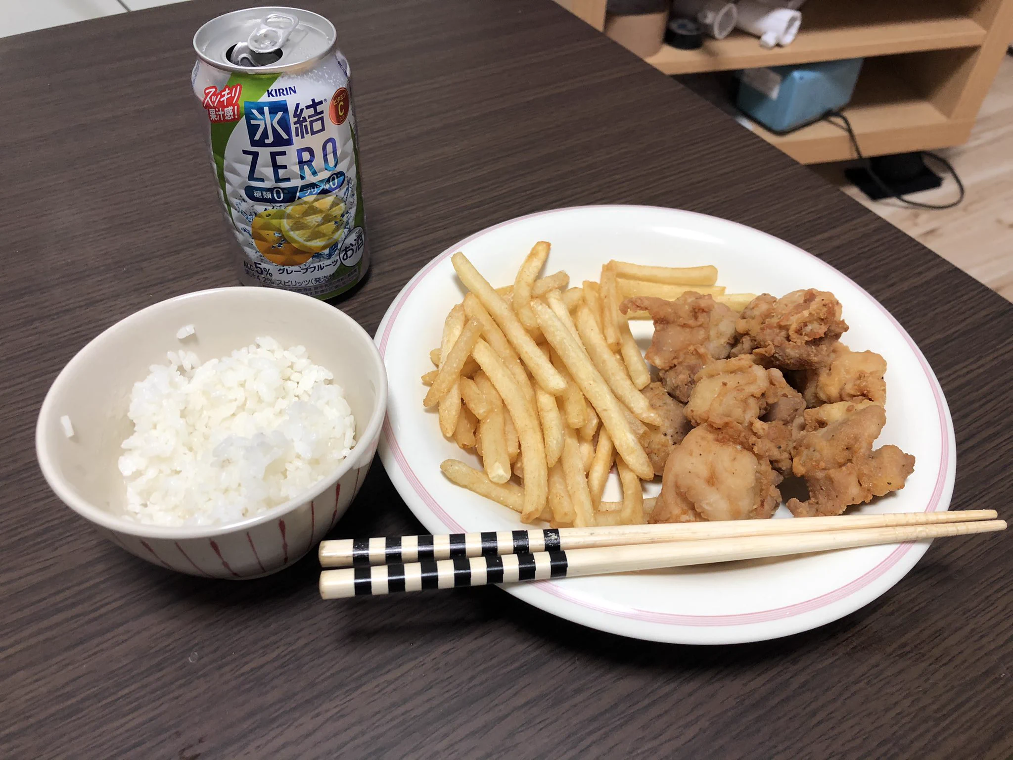 @EinsWappa ご飯と唐揚げ、フラポテどうぞ 