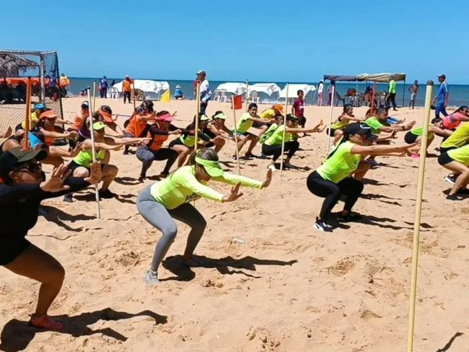 SonPolemicas's tweet photo. El "regimen" de Maduro somete a los venezolanos a una tortura terrible llamada "Bailoterapia" en las playas, crueldad desmedida del "tirano", con la gente que va obligada a las playas en Carnavales... https://t.co/fLijiVozgP