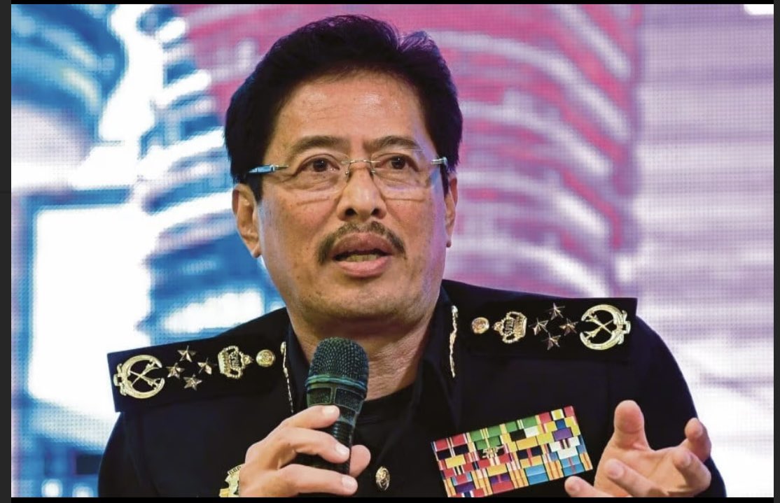RajaPetra's tweet photo. Anwar Ibrahim menekan SPRM untuk charge Muhyiddin Yassin secepat boleh. Masalahnya, takde bukti yang Muhyiddin lakukan jenayah rasuah jadi mereka perlu saorang saksi yang boleh bantu dalam kes ini. Dan mereka masih negotiate dengan saksi tersebut. https://t.co/AoExUNblff
