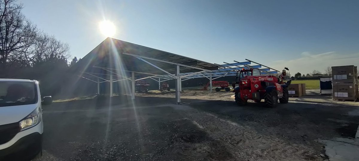 🌿☀️ Ombrière #photovoltaïque sur le parking de la salle des fêtes de Cadillac en Fronsadais. Travaux réalisés par Ombrières de Gironde (SEM Gironde Energies) Puissance 200 KWc pour une alimentation de 80 foyers @SeeYouSun_ @Terra_Energies