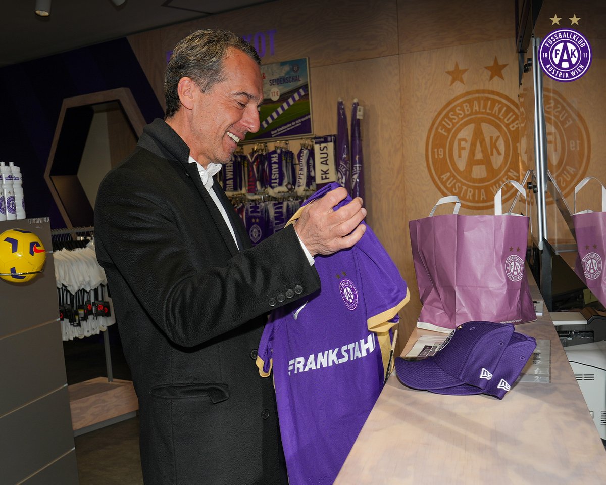 𝗖𝗵𝗿𝗶𝘀𝘁𝗶𝗮𝗻 𝗞𝗲𝗿𝗻 𝗶𝘀𝘁 𝗔𝘂𝘀𝘁𝗿𝗶𝗮-𝗠𝗶𝘁𝗴𝗹𝗶𝗲𝗱 💜

Der Unternehmer und ehemalige Bundeskanzler <a href="/KernChri/">Christian Kern</a> ist unser 5 803. Mitglied. Außerdem hat sich der leidenschaftliche Austrianer sein Frühjahrs-Abo, ein Trikot und Fanartikel gesichert. 🤩
#faklive #FAK