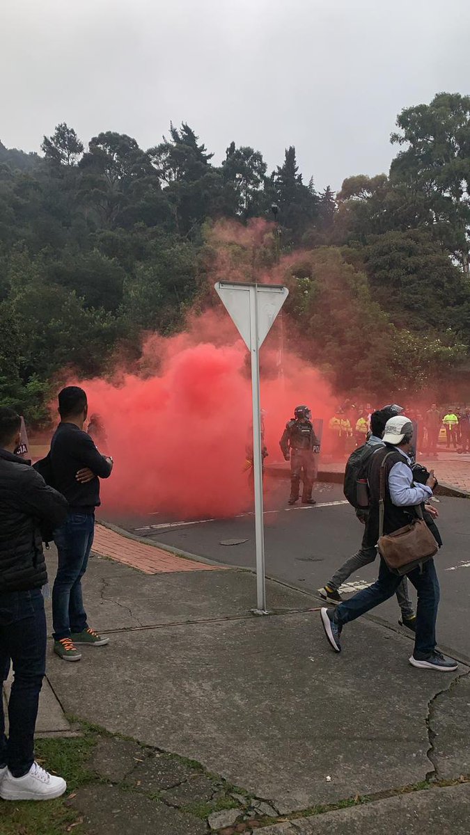 cancinodiegoa's tweet photo. Sin dialogar, sin tener presente presencia de periodistas, adultos mayores, sin respetar el derecho constitucional a la protesta, bombas aturdidoras y gas lacrimógeno rojo es la respuesta de @ClaudiaLopez a quienes nos oponemos a su TransMilenio por la 7ma. https://t.co/3XvkIsb6Vu