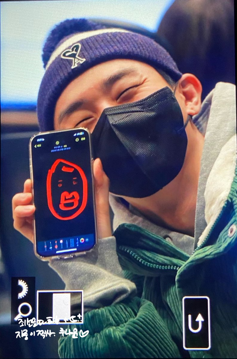 lunayoon_38's tweet photo. [👦🏻] 230221 

입술 그르케 그려주구 
옴총 즐거우신 이유 좀...💋

#윤지성 #YoonJisung https://t.co/XX536Ow7cA