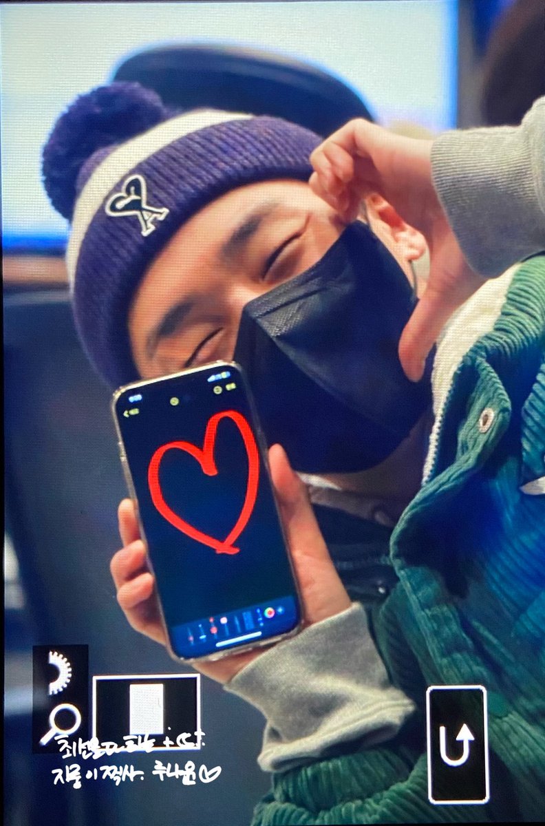 lunayoon_38's tweet photo. [👦🏻] 230221 

입술 그르케 그려주구 
옴총 즐거우신 이유 좀...💋

#윤지성 #YoonJisung https://t.co/XX536Ow7cA