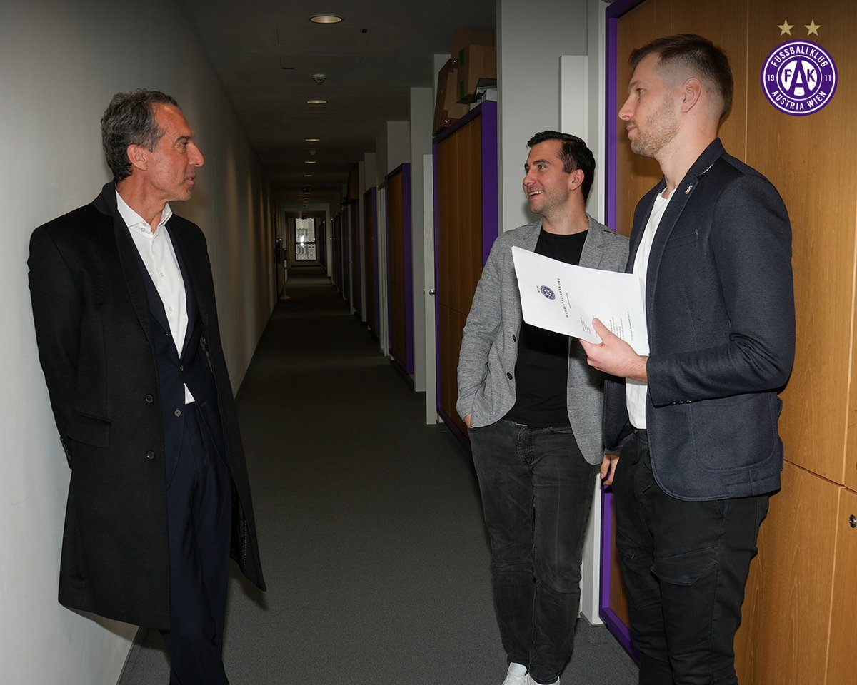 FKAustriaWien's tweet photo. Bei einem Rundgang durch die Generali-Arena hat Christian Kern Trainer Michael Wimmer kennengelernt, mit Markus @Suttner29 und Alex Grünwald sowie @m_ortlechner und Andy Ogris geplaudert und Einblicke in viele weitere Bereiche des Klubs bekommen. 😊
#faklive #FAK https://t.co/m8IA97BGST