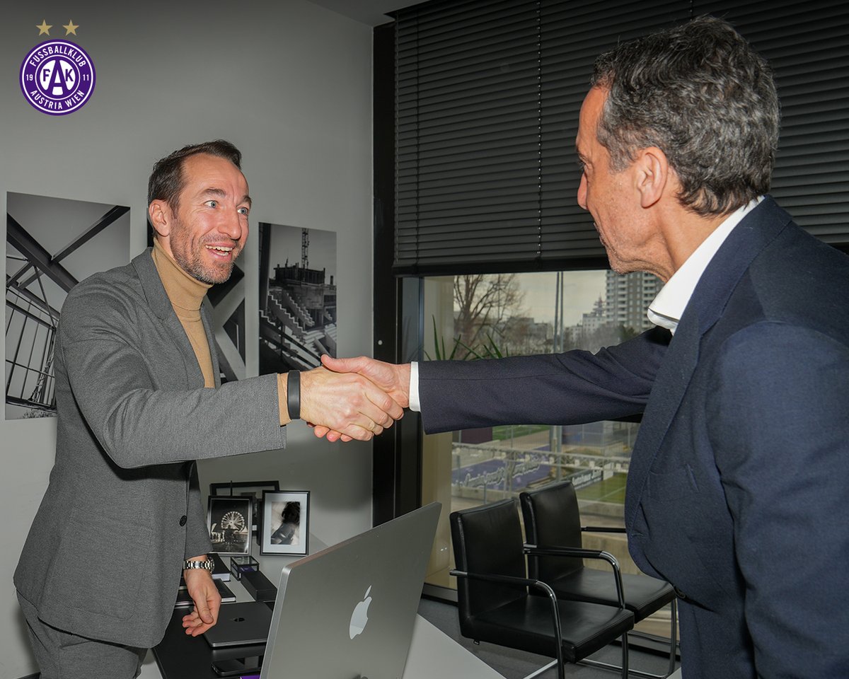 FKAustriaWien's tweet photo. Bei einem Rundgang durch die Generali-Arena hat Christian Kern Trainer Michael Wimmer kennengelernt, mit Markus @Suttner29 und Alex Grünwald sowie @m_ortlechner und Andy Ogris geplaudert und Einblicke in viele weitere Bereiche des Klubs bekommen. 😊
#faklive #FAK https://t.co/m8IA97BGST
