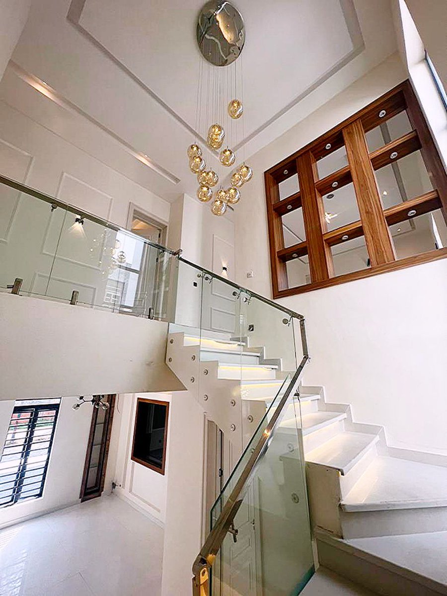 How much did you think this house costs??
#realestateinvestor  #lekkihouseforsale #realestategoals  #luxuryrealtor #luxuryinteriors #lagosrealestate #luxuryproperties #affordablepropertiesinlagos #propertiesdeals