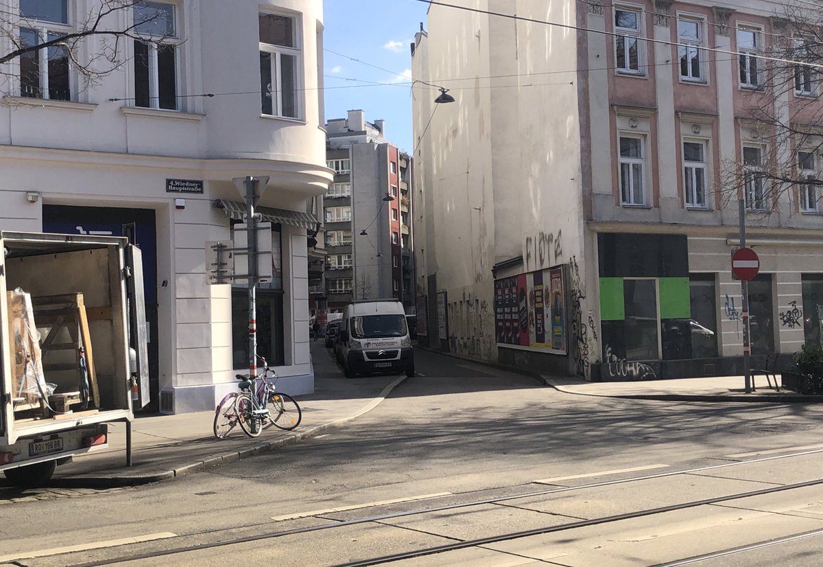 MatthiasCremer's tweet photo. Es war mal eine autolose Gasse.
Als die Straßenbahn hier weg kam (wegen der U1) hatte man die Chance auf ein kleines, sehr feines Stückchen Wien.
Was haben die Leute daraus gemacht: ein paar Parkplätze und einen Spießrutenlauf für Leute mit Kinderwagen oder Rollstuhl.
Verrückt https://t.co/JFdqLVWcl2