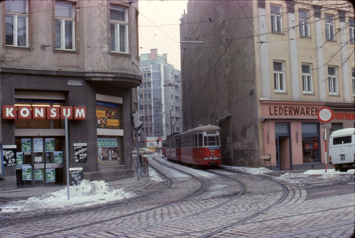 MatthiasCremer's tweet photo. Es war mal eine autolose Gasse.
Als die Straßenbahn hier weg kam (wegen der U1) hatte man die Chance auf ein kleines, sehr feines Stückchen Wien.
Was haben die Leute daraus gemacht: ein paar Parkplätze und einen Spießrutenlauf für Leute mit Kinderwagen oder Rollstuhl.
Verrückt https://t.co/JFdqLVWcl2