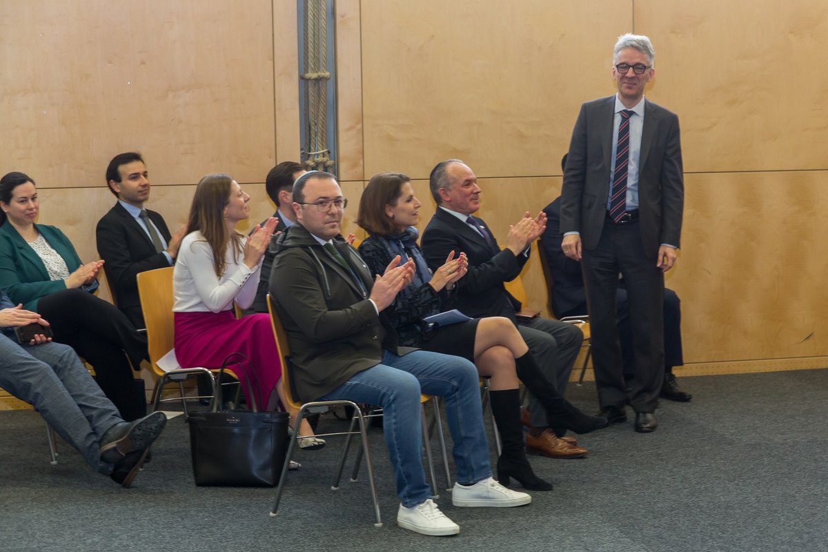 RodgoldMD's tweet photo. Der Austausch mit Jugendlichen in 🇦🇹 ist mir sehr wichtig, wie zuletzt in der Mittelschule Kagran in Wien. Gemeinsam mit Ministerin @k_edtstadler, IKG-VP Galibov & dem Projekt #NotinGodsName haben wir über Resepkt für andere und den Kampf gg Antisemitismus & Rassismus gesprochen https://t.co/3L0XIqWxx4