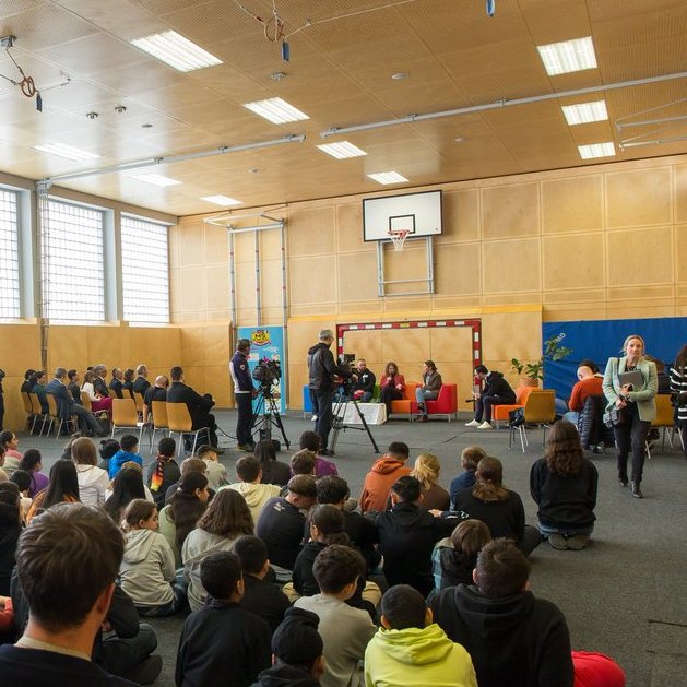 RodgoldMD's tweet photo. Der Austausch mit Jugendlichen in 🇦🇹 ist mir sehr wichtig, wie zuletzt in der Mittelschule Kagran in Wien. Gemeinsam mit Ministerin @k_edtstadler, IKG-VP Galibov & dem Projekt #NotinGodsName haben wir über Resepkt für andere und den Kampf gg Antisemitismus & Rassismus gesprochen https://t.co/3L0XIqWxx4