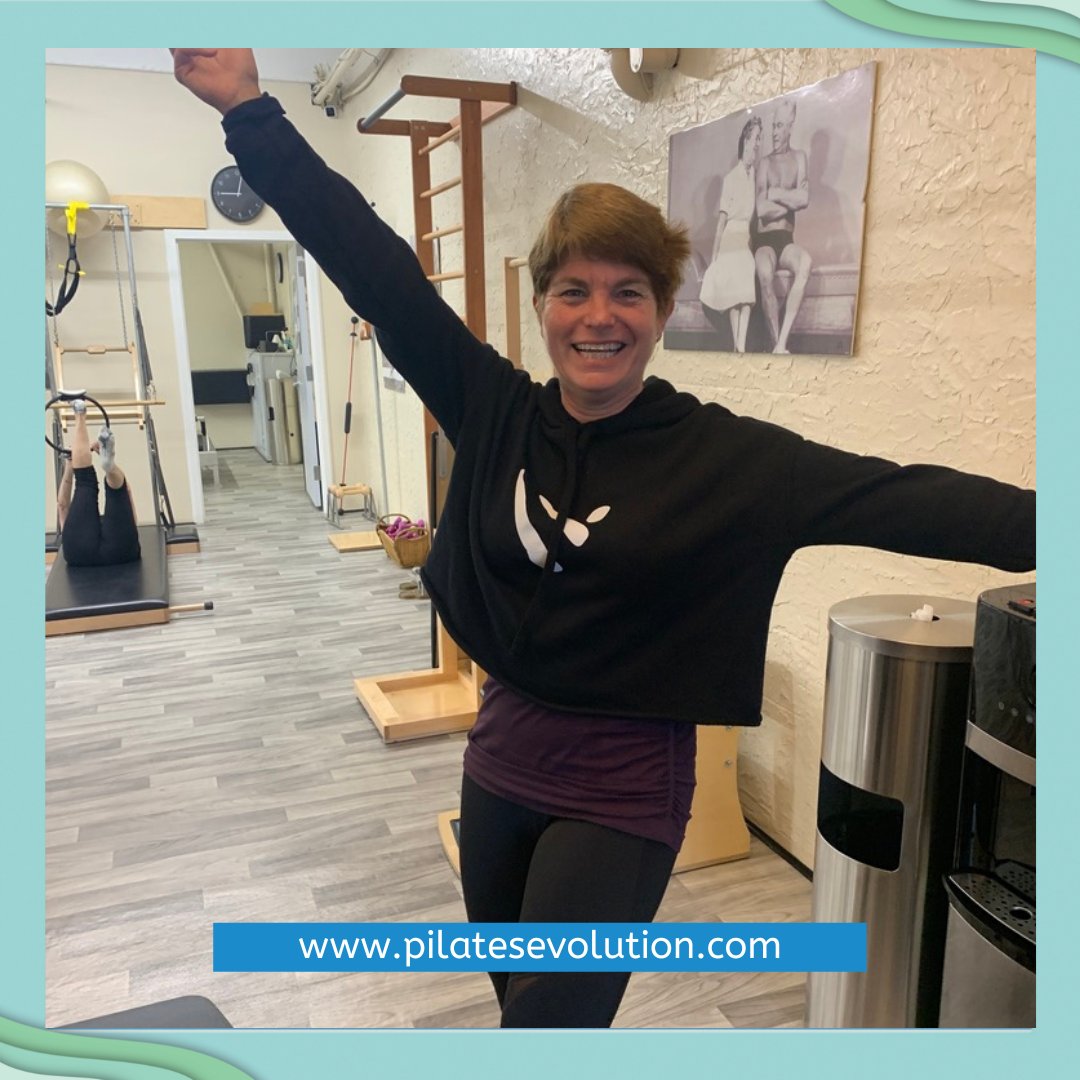 pilatesmo's tweet image. @ktoderyan is a waking ray of sunshine &amp;amp; one of our favorite people! Here she is modeling our cropped hoodie like a true fashionista! You can get yours at 
l8r.it/RWXP

#Lookthepart
#pilatesgear
#pilates
#longislandpilates
#EvolutionPilatesLongIsland
#PortWashington