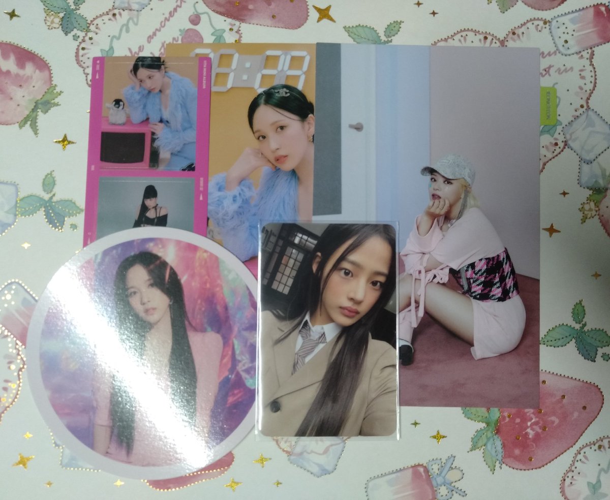 ema_chae's tweet photo. ✨ ema's first giveaway! ✨

4 prizes! :> 
💕 OMG Minji Weverse set
💕 Chae Lenti set
💕 Jihyo Ube set
💕 Twice Formula of Love (Result File Ver.) [unsealed] w/ folded poster set

to join 
🍓 mbf me &amp; @nabyyys
🍓 like &amp; rt this tweet! 
🍓 comment proof in the comment section https://t.co/9vdJhvonPw