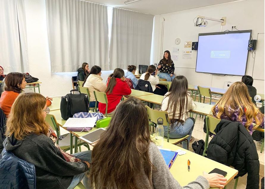 cifpjoantaix's tweet photo. 🏫Avui el @cifpjoantaix ha acollit el taller formatiu de l'ISCOD sobre justícia social i treball decent amb enfocament global-local i de gènere que s'ha realitzat en l'alumnat de primer curs de FP Bàsica i de Grau Mitjà. #CIFPJoanTaix #ISCOD https://t.co/BPRndM9MaB
