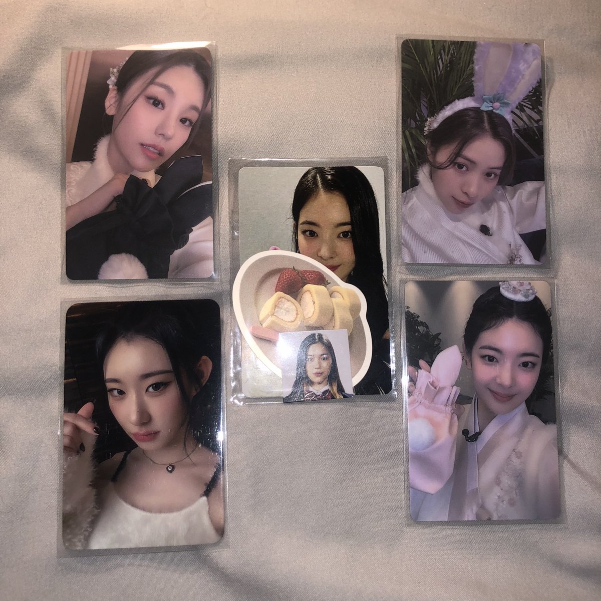 alyprios_'s tweet photo. 💌: @ch2cart #fromchuchi
My first LD of itzy 🥹 i got the pvc type pala huhu i can finally bring ryujin with me HAHAHA tysm po for the easy transaction nd the freebies 🫶🏻 one of the best budol :>
#alybuys https://t.co/1AQfOM1Vll