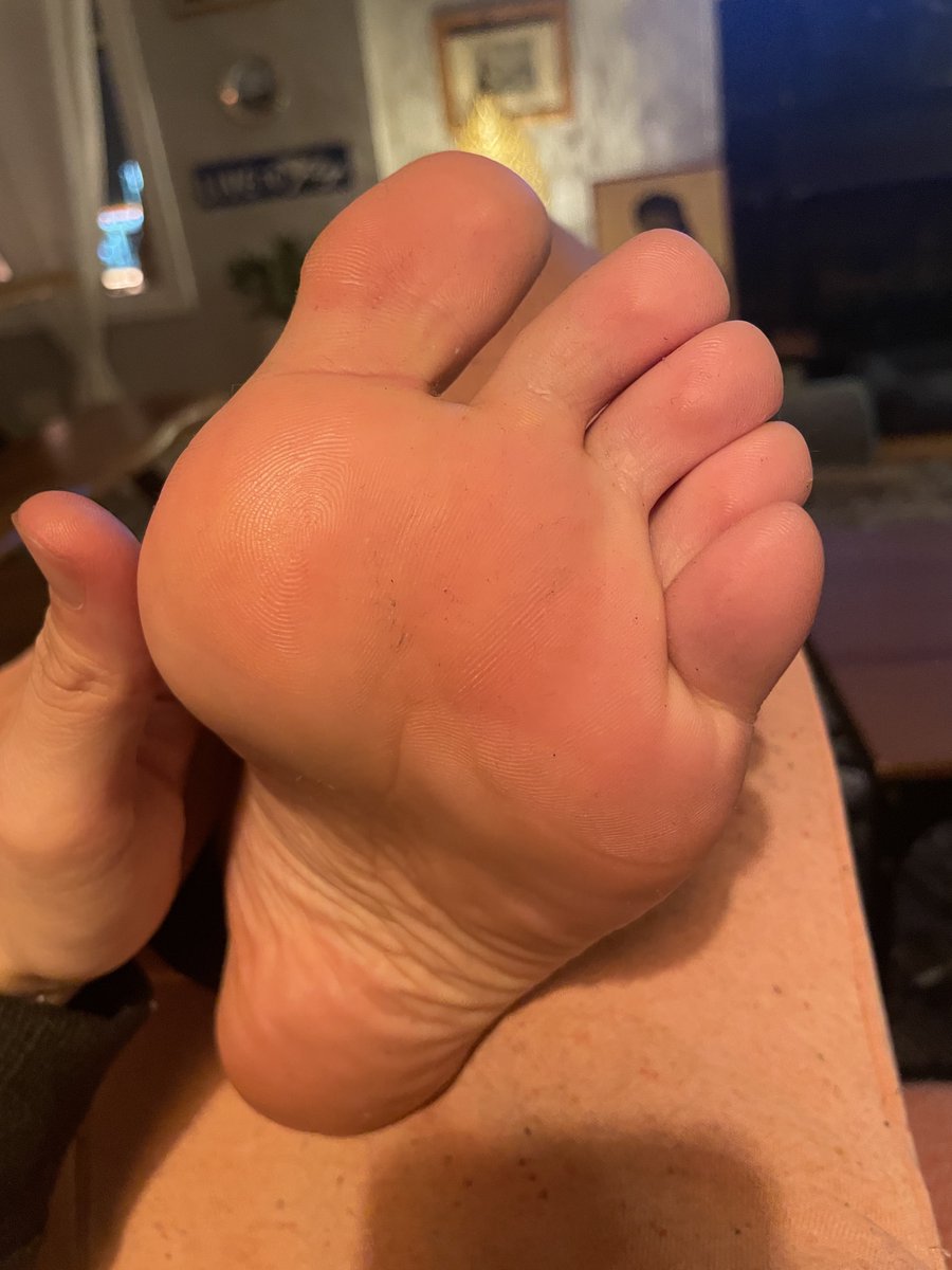 BalkanFootBro's tweet photo. My feet were so moist and smelly here, you can see the sweat 😬🥵🥰 https://t.co/iz6qPEWaFx