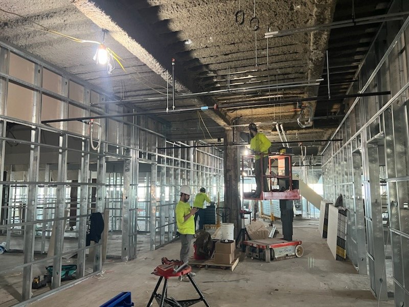 NeotransB's tweet photo. Progress continues at The Bell apartments in @DowntownCLE. Framing is going up in the 16-story building's interior to create suites for more @dtCLEresidents.
A recent article: https://t.co/LVEqUMUMSX
@John_bluelofts @leobuild @CZoningServices @NOhioNAIOP @ClevelandULI https://t.co/3nUoO040k6