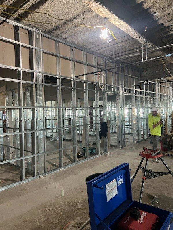 NeotransB's tweet photo. Progress continues at The Bell apartments in @DowntownCLE. Framing is going up in the 16-story building's interior to create suites for more @dtCLEresidents.
A recent article: https://t.co/LVEqUMUMSX
@John_bluelofts @leobuild @CZoningServices @NOhioNAIOP @ClevelandULI https://t.co/3nUoO040k6