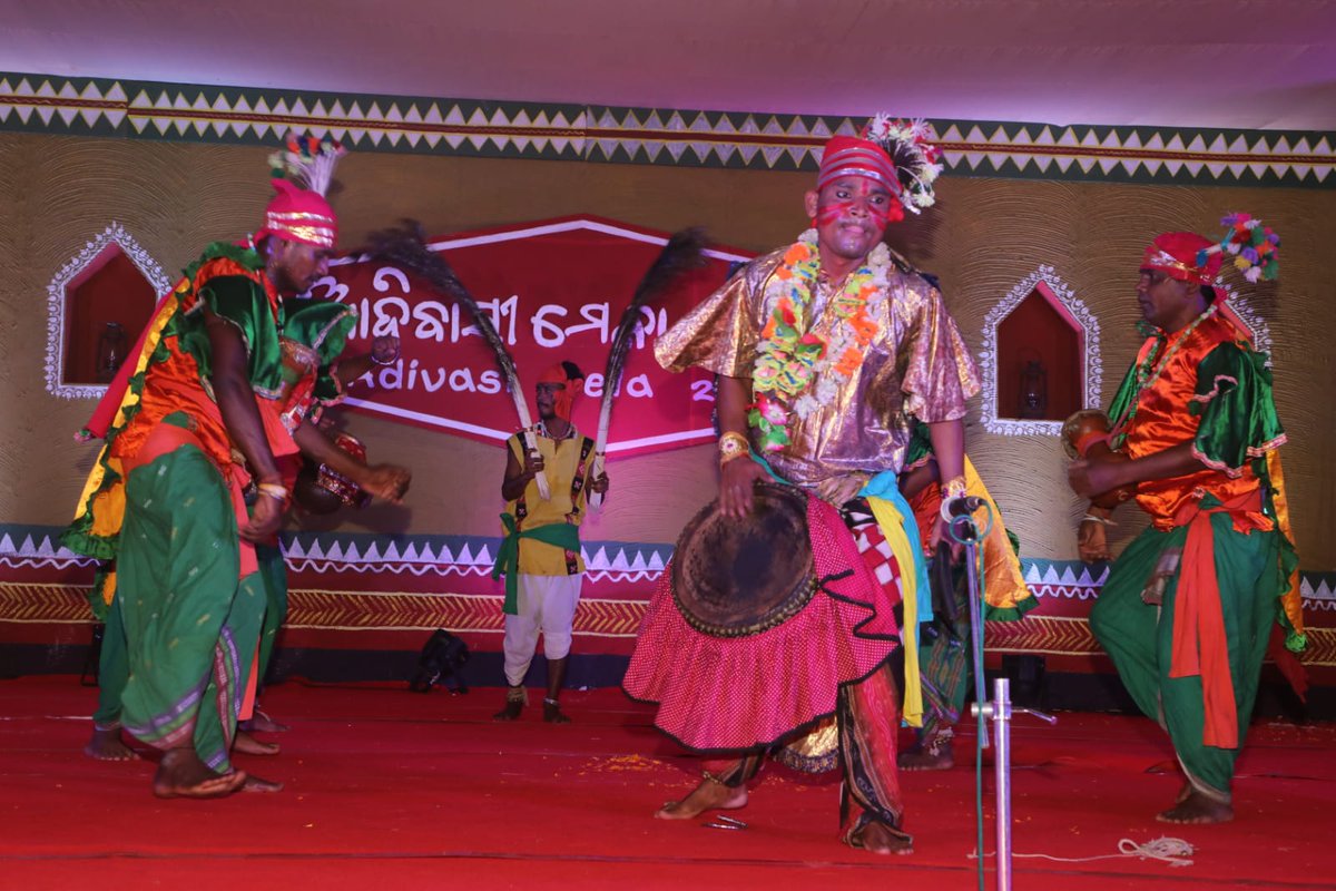 DinalipiOnline's tweet photo. Day 1 cultural programme of #AdivasiMela2023. #Birli, #Dhap & #Dhemsa dances of #Dhurua, #Kandha, and #Paroja tribes respectively were performed. #AdivasiMela #TribalCulture @PIB_MoTA @TribalSeeds @TribalAffairsIn @scstdevdept @MoSarkar5T @OPELIP_Odisha https://t.co/mpXgXxrcOn