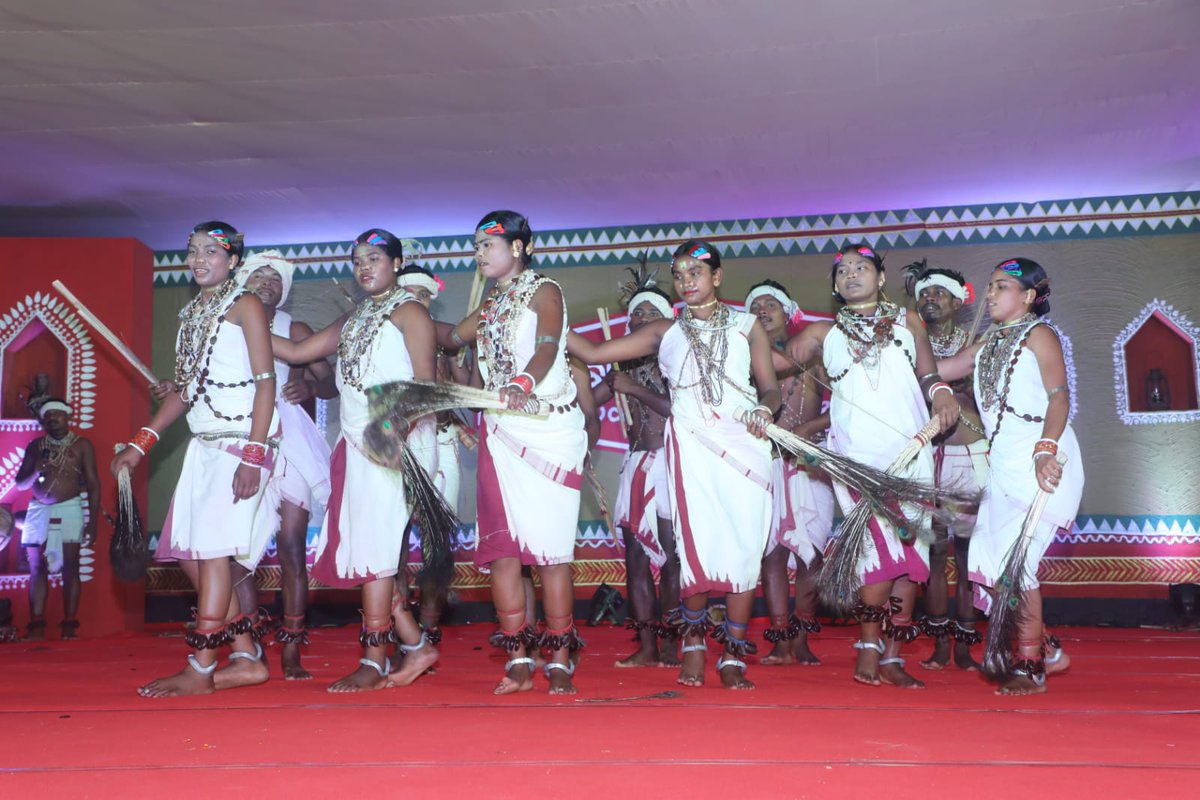 DinalipiOnline's tweet photo. Day 1 cultural programme of #AdivasiMela2023. #Birli, #Dhap & #Dhemsa dances of #Dhurua, #Kandha, and #Paroja tribes respectively were performed. #AdivasiMela #TribalCulture @PIB_MoTA @TribalSeeds @TribalAffairsIn @scstdevdept @MoSarkar5T @OPELIP_Odisha https://t.co/mpXgXxrcOn