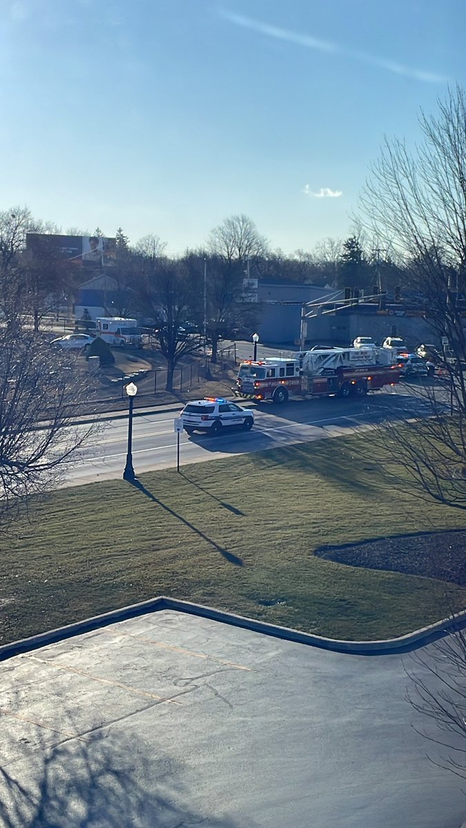 CD_IndianaTech's tweet photo. Crash at Anthony and Maumee.  One car in the boneyard. https://t.co/kalSEYA2aj