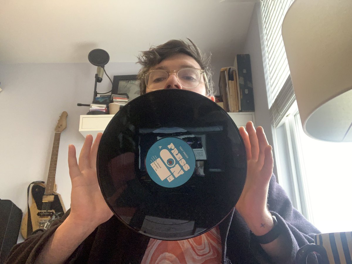 videobluemusic's tweet photo. How to hold an LP.
‘The Pull’ test pressings are here.🥞
Copies of the real thing can still be pre-ordered here:
https://t.co/2B1KTvvx2N
Cat: SLAF048 @SLA_Fine
#vinyl #newalbum #lp #videoblue https://t.co/72Vj0mLZ3v