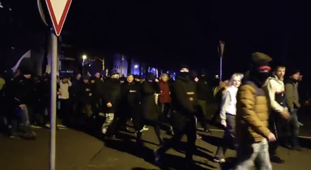 stopthehate_de's tweet photo. @WeberKili @PolizeiSachsen
Anfangsverdacht auf Straftat der Vermummung. Ermitteln sie schon? Wenn nicht, dann bitte jetzt.
Gegenprotest hat Anzeigen wegen Maske und Mütze bekommen.
#le2002 #eilenburg https://t.co/UUYGMtgpZG