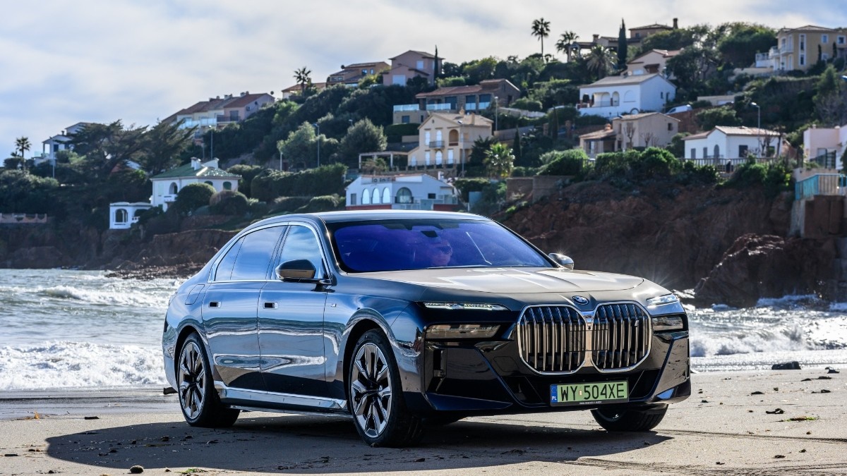 Coastal cruising never looked so luxury⚡️🌊 
The BMW i7. 
#THEi7 #BMWi 
__
The #BMW i7 xDrive60:
Power consumption/100 km, CO2 emission/km, weighted comb.: 19.6–18.4 kWh, 0 g. Electric range: 590–625 km. According to WLTP, b.mw/Further_Info.