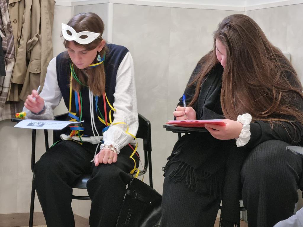 🎭 Carnevale Dilit 🎊
Oggi alla pausa frappe e coriandoli! 

👉🏼 Le #frappe sono un tipico dolce di #Carnevale che esiste in tutta #Italia ma che ha nomi diversi in base alla zona.