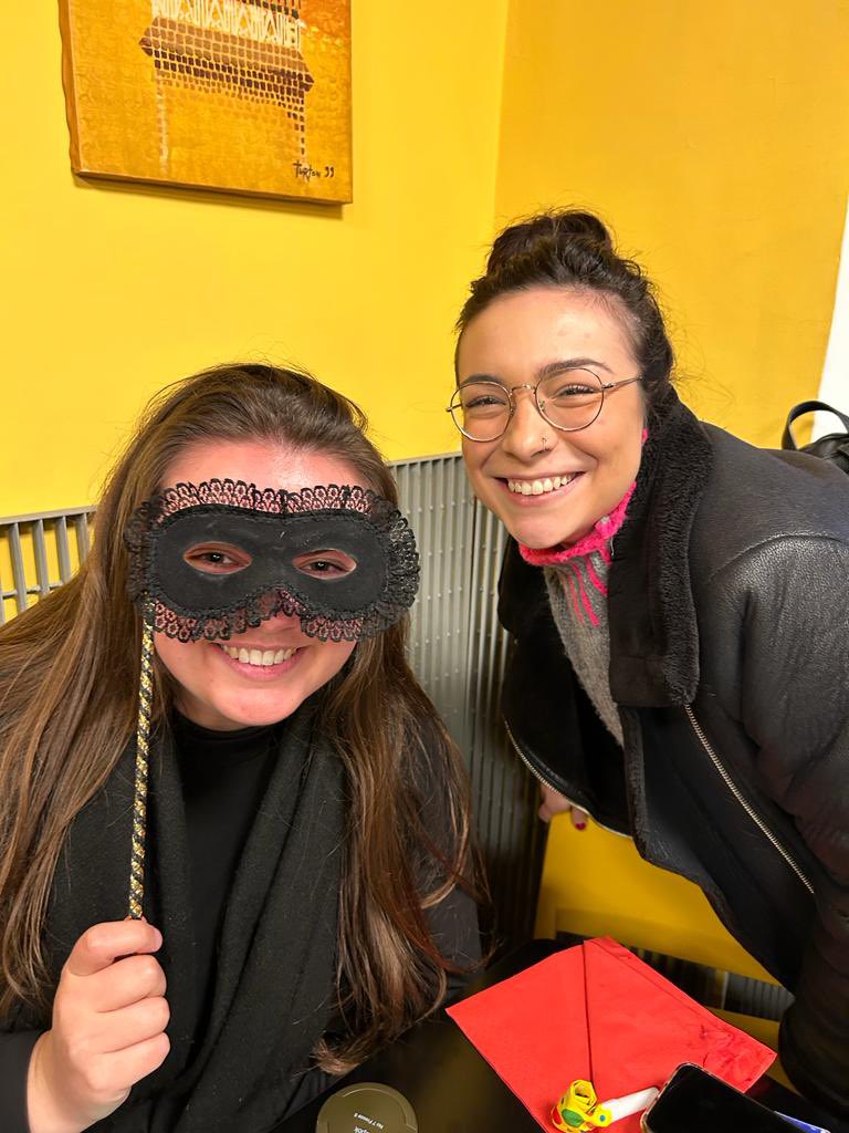 DILITIHRome's tweet photo. 🎭 Carnevale Dilit 🎊
Oggi alla pausa frappe e coriandoli! 

👉🏼 Le #frappe sono un tipico dolce di #Carnevale che esiste in tutta #Italia ma che ha nomi diversi in base alla zona. https://t.co/IYtspWnASA