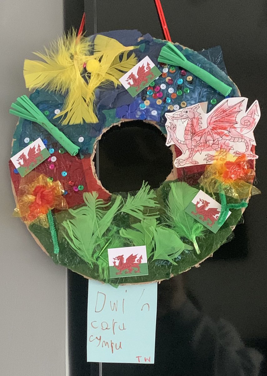 Crefftau hanner tymor! Prysur yn gwneud torchau Cymraeg gyda fy nai yn barod ar gyfer dathliadau #DyddGŵylDewi yn yr ysgol!

Half term crafting! Busy making welsh wreaths with my nephew all ready for #stdavidsday celebrations in school!

🏴󠁧󠁢󠁷󠁬󠁳󠁿🌼🏈