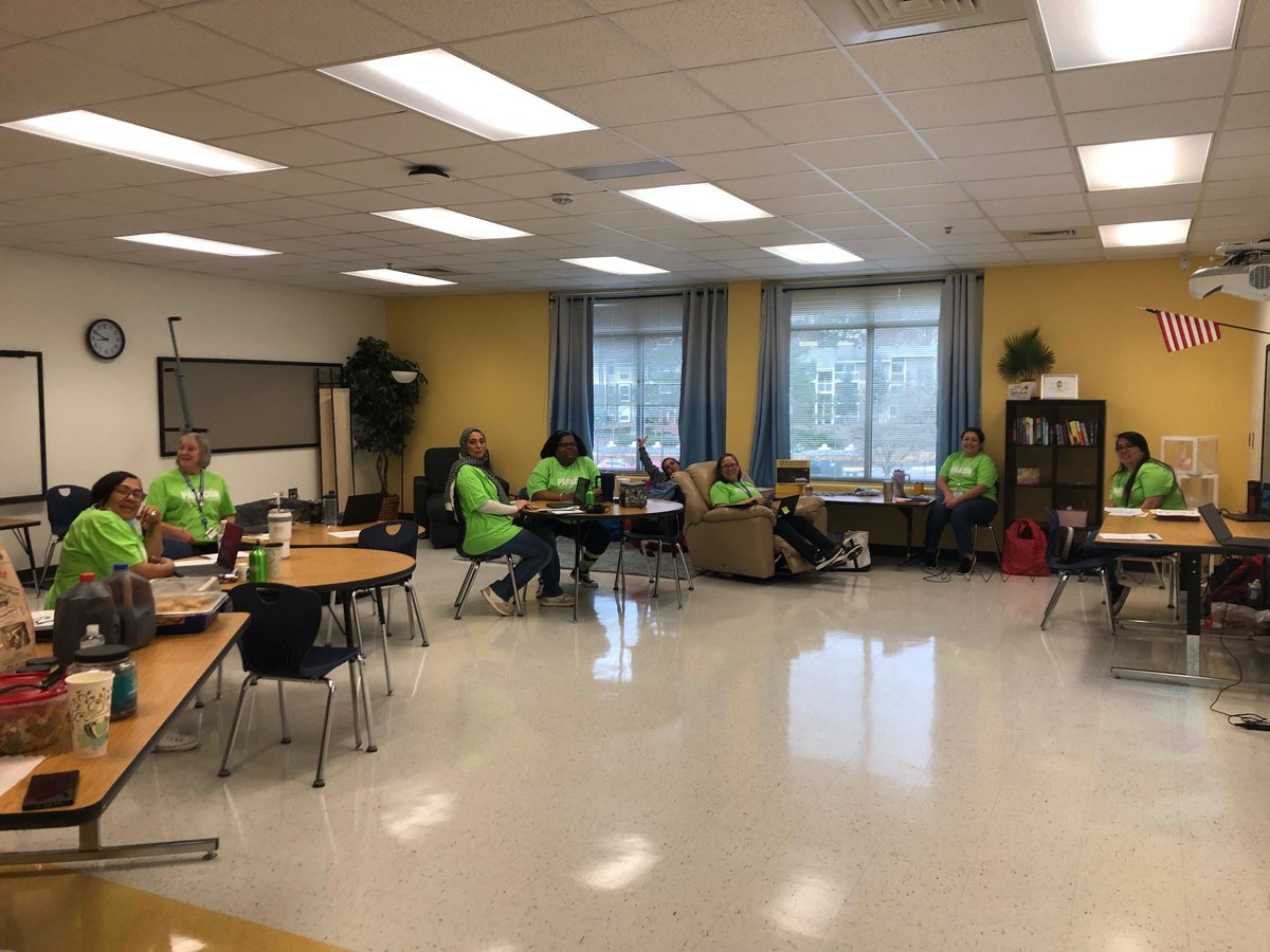 librarymsread1's tweet photo. @EJJaguars Para Professionals from EJ enjoy their working day together at ParaCon. #FCSparacon https://t.co/emI8TgDkk3