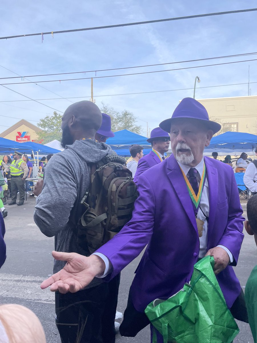 carlie_kollath's tweet photo. Hail, Zulu! The parade rolling on the Uptown route through New Orleans.
We're streaming live on #paradecam. Here's what @gekillett is seeing on St. Charles Avenue near Jackson Avenue. https://t.co/szAInWMJ7d https://t.co/t1OeiI6lzK