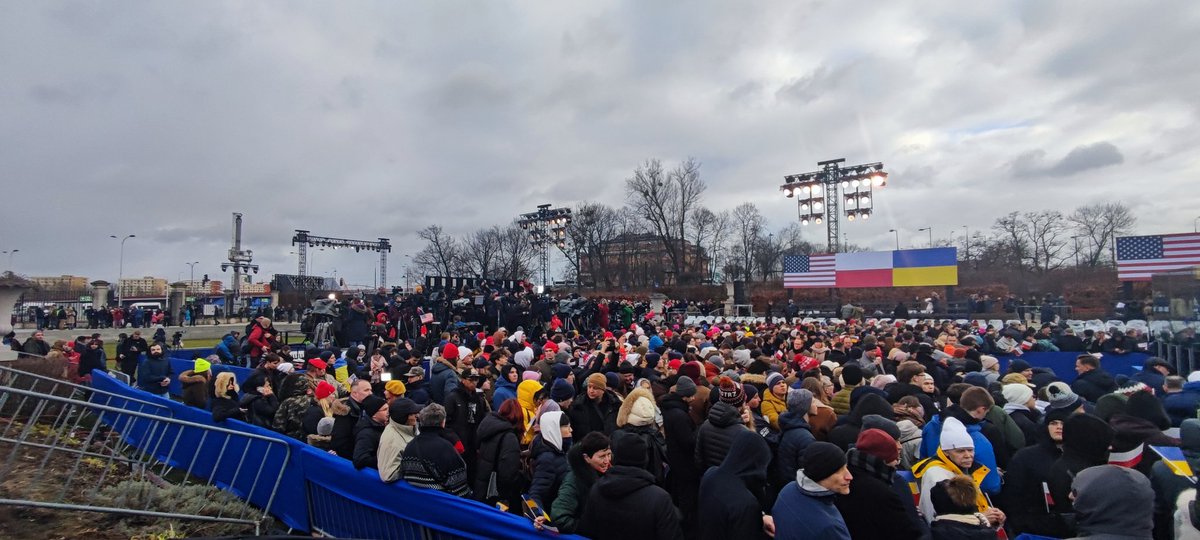 tororivera's tweet photo. Arkady czekają na przemówienie #POTUS @portal_ipl  #Warsaw https://t.co/ZV7cJtT758