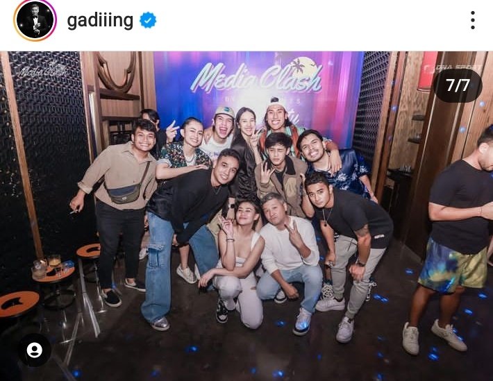 EGeminiputri's tweet photo. "Tongkrongan kami,Bukan Tongkrongan pecundang" haha Anak jaksel abis tanding langsung party 😁
#Gaddingmarten #AnyaGeraldine #ElRumi #aaliyamasaid #seangalael #thorikhalilintar #fadli #aqsaaswar https://t.co/l16ZEbPhkO