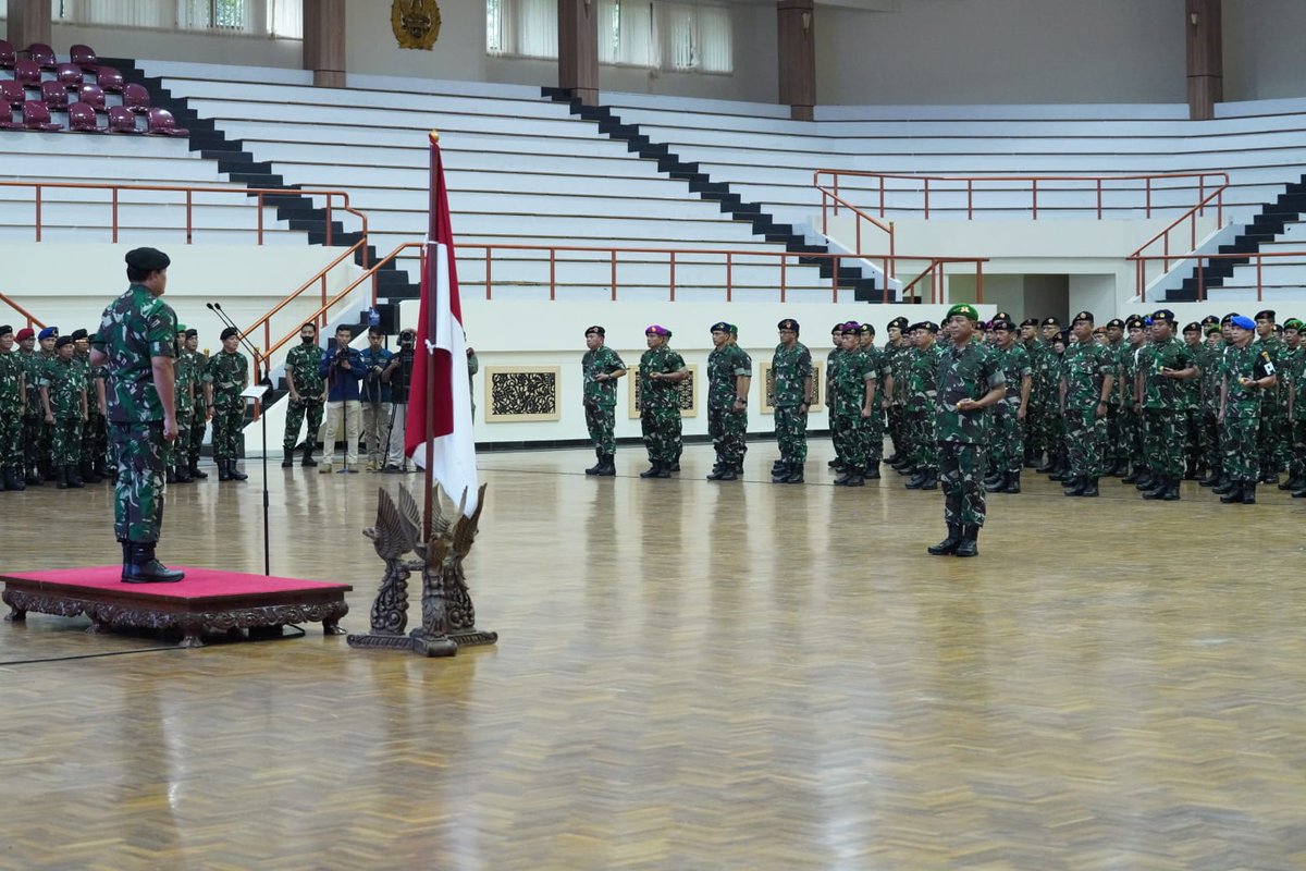 Puspen_TNI's tweet photo. Panglima TNI Laksamana TNI Yudo Margono S.E,  M.M memimpin upacara Korps Kenaikan Pangkat (Kenkat) Perwira Tinggi (Pati) TNI, di GOR A.Yani Mabes TNI, Cilangkap, Jakarta Timur, Selasa (21/2/2023).

Selengkapnya di -> https://t.co/q3WySoeAUl

#tni #p5tni #puspentni #kenkat  #pati https://t.co/LtZSvm1CWj