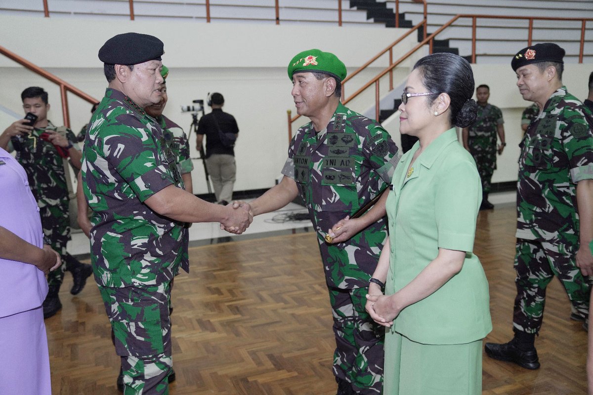 Puspen_TNI's tweet photo. Panglima TNI Laksamana TNI Yudo Margono S.E,  M.M memimpin upacara Korps Kenaikan Pangkat (Kenkat) Perwira Tinggi (Pati) TNI, di GOR A.Yani Mabes TNI, Cilangkap, Jakarta Timur, Selasa (21/2/2023).

Selengkapnya di -> https://t.co/q3WySoeAUl

#tni #p5tni #puspentni #kenkat  #pati https://t.co/LtZSvm1CWj