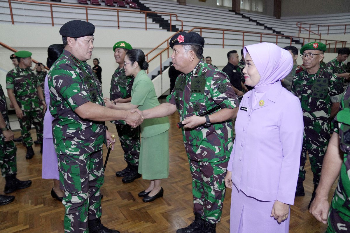Puspen_TNI's tweet photo. Panglima TNI Laksamana TNI Yudo Margono S.E,  M.M memimpin upacara Korps Kenaikan Pangkat (Kenkat) Perwira Tinggi (Pati) TNI, di GOR A.Yani Mabes TNI, Cilangkap, Jakarta Timur, Selasa (21/2/2023).

Selengkapnya di -> https://t.co/q3WySoeAUl

#tni #p5tni #puspentni #kenkat  #pati https://t.co/LtZSvm1CWj